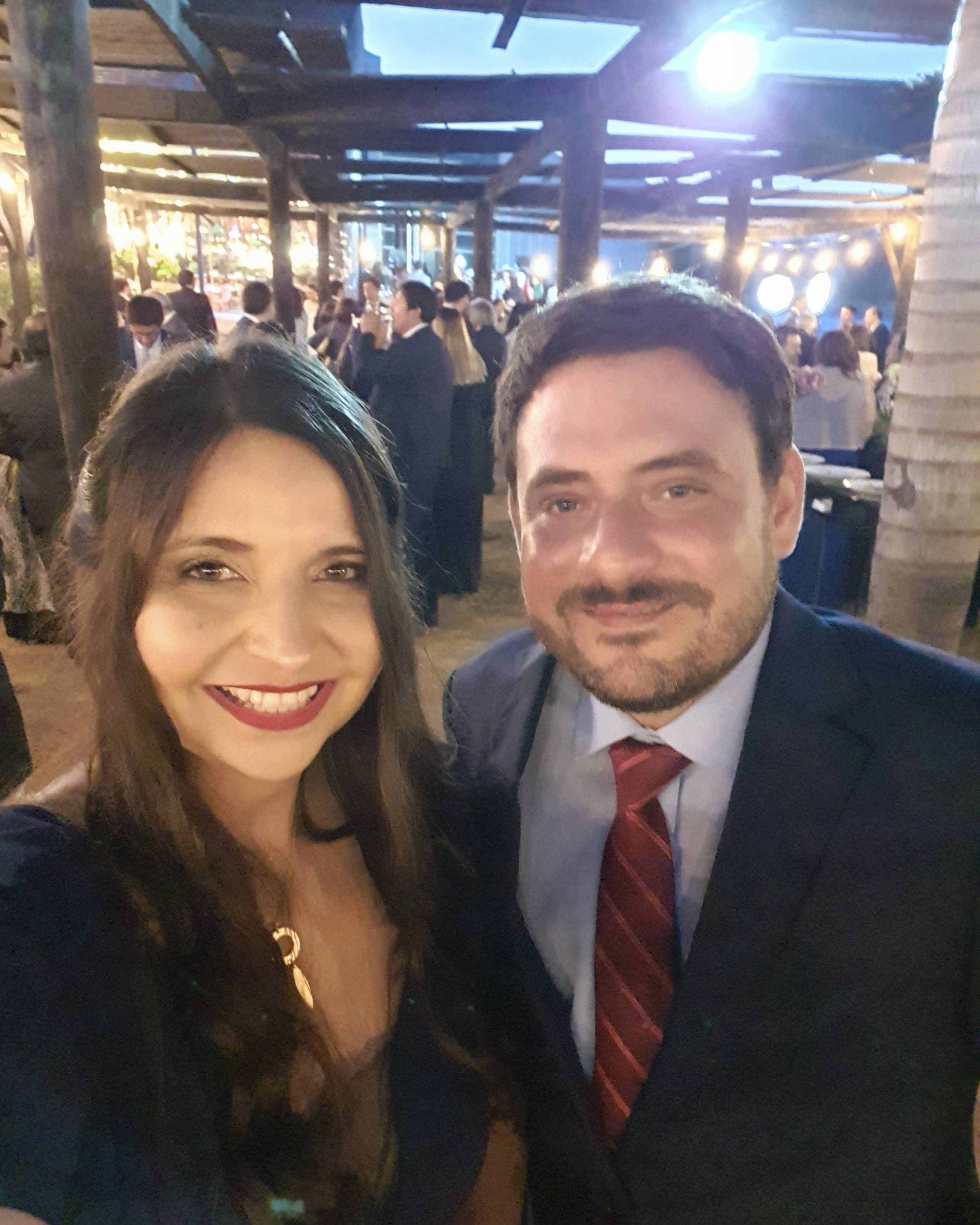 Gabriela y Juan Camilo elegantes en una fiesta